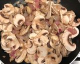 Une image de l'étape 2 de Tarte aux oignons caramélisés, lardons et champignons.