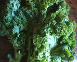 Foto del paso 1 de la receta: Col kale salteada con uvas pasas y piñones - veggie