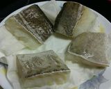 Foto del paso 2 de la receta Bacalao con nata, piñones y pasas