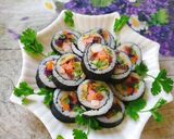 Hình bước làm 2 của món Cơm cuộn rong biển