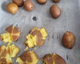 Mézes fokhagymás csirkemell krumplival és kukoricával recept fázis 2 fotója