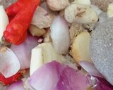 Foto langkah ke 2 dari resep Seblak krupuk mawar.