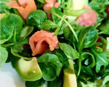 Foto del paso 1 de la receta: Ensalada de salmón ahumado con aderezo de pepino y yogur
