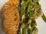 Salmón con salteado de espárragos
