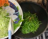 A picture of step 1 of Chicken and vegetables spring rolls.