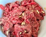 Une image de l'étape 1 de Bœuf sauté aux poivrons, servi avec du riz blanc.