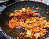 รูปขั้นตอนการทำที่ 2 ของ สะโพกไก่ผัดพริกแกงใบโหระพา