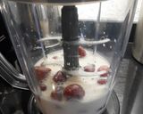 Foto langkah ke 2 dari resep Strawberry smoothies.