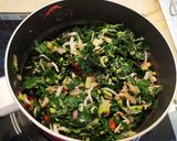 Foto langkah ke 3 dari resep Tumis Teri Daun Pepaya.