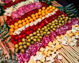 Foto del paso 1 de la receta: ÁRBOL🌴De Fiambres🍊🍅🫒🥩🥓🧀 y Más para CELEBRAR...!