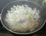 Foto del paso 2 de la receta: Guisantes con butifarra blanca y huevo