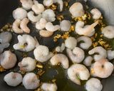 Foto del paso 4 de la receta: Revuelto de espárragos con ajos tiernos y gambitas pequeñas