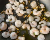 Foto del paso 4 de la receta: Revuelto de espárragos con ajos tiernos y gambitas pequeñas