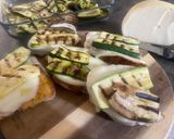 Foto del passaggio 4 della ricetta Bruschetta di pane casereccio con caciocavallo e verdure grigliate