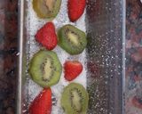 Foto del paso 4 de la receta: Budín húmedo de kiwi y frutillas invertido