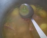 A picture of step 1 of Chicken,onion and whole potatoes soup.