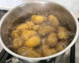Une image de l'étape 3 de Salade marinée de pommes de terre aux harengs fumés, oignons et cornichons.