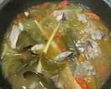 Foto langkah ke 4 dari resep Garang Asem Ayam Bumbu Cemplung (Tanpa Santan Tanpa Daun Pisang).