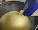 Foto del paso 2 de la receta: Sopa de piñones con rabas de pollo