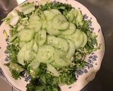 Une image de l'étape 3 de Salade composée « verte &blanche » frisée courgette concombre fenouil.