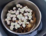 Foto langkah ke 7 dari resep S'mores Brownies Marshmallow with White Chocolate Chip and Strawberry Jam Airfryer.