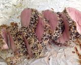 Foto del passaggio 4 della ricetta Filetto di maiale in crosta di semi di sesamo, con aceto balsamico