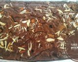 Foto langkah ke 8 dari resep Fudge Brownie with Almond and Lindt Chocolate toppings.