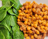 Foto del paso 7 de la receta: Revuelto de garbanzos, con butifarra, huevo y toque de sobrasada y miel