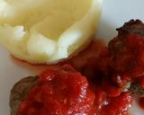 A picture of step 5 of Polpette in sugo - meatballs in a tomato sauce.