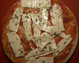 Foto del paso 2 de la receta: Pizza de tomate y queso en lonchas