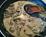 Foto del paso 2 de la receta Ternera con crema de champiñones al cava