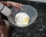 Foto del paso 3 de la receta: Pink magdalenas con relleno de choco blanco
