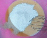 Foto del paso 3 de la receta: Bizcocho de yogur de frutos rojos, canela, Nesquik y limón