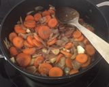 Foto del paso 2 de la receta: Ternera estofada con guisantes y zanahoria