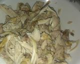 A picture of step 2 of Chicken Yakhni soup🍲.