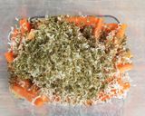 Foto langkah ke 2 dari resep Cheesy Herb Roasted Carrots.