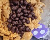Foto del paso 3 de la receta: Galletas de mantequilla de cacahuete y conguitos