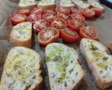 Foto del passaggio 1 della ricetta Camembert al forno, confit e bruschette 🧄🧀🍅🫒🥖