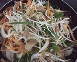 Hình bước làm 4 của món Hủ tiếu xào Thái (Pad Thai)