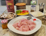 Foto del paso 1 de la receta: Pollo al curry con champiñones y pimientos