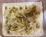 Foto del paso 4 de la receta: Pissaladiere de cebolla y aceitunas