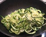 Foto del paso 1 de la receta: Espaguetis de calabacín, champiñones con pesto de nueces