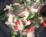 Foto langkah ke 2 dari resep Tumis Daun Kunyit Teri Asin.