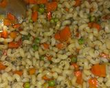A picture of step 4 of Stir fried macaroni.