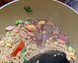 Foto langkah ke 4 dari resep Indomie Goreng Nyemek Sosis Bakso.