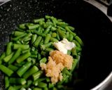 Panírozott csirkeszárnyak fokhagymás zöldbabbal recept fázis 4 fotója