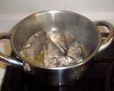 Foto del paso 2 de la receta Pescadillas con ajos tiernos y gamba pelada