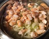 Une image de l'étape 3 de Salade de céleri jaune, reine des glaces,tomates et crevettes roses (sauce tapenade).