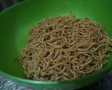 Foto langkah ke 2 dari resep Mie Goreng Bayam.