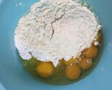 Foto langkah ke 3 dari resep Bolu Strawberry.